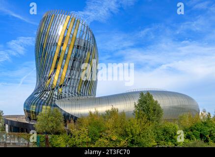 Die Cité du Vin ist ein Museum, das dem Wein in Bordeaux gewidmet ist. Weinausstellungen, Shows, Filme und Seminare in Bordeaux, Frankreich. Eröffnung Mai 2022. Stockfoto