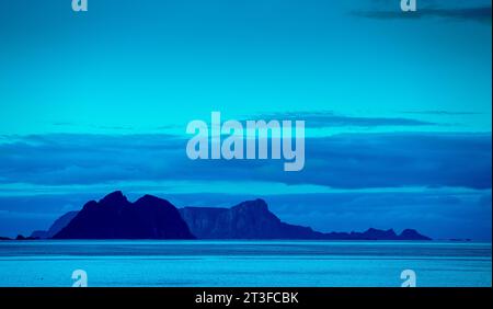 Wunderschöne felsige Meereslandschaft in der Nacht. Felsen im Meer. Wunderschöne Natur Norwegens Stockfoto