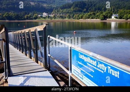 Im Besitz des Lochgoilhead Jetty Trust, Blick auf den mobilen Gehweg zum schwimmenden Ponton am Loch Goil in Lochgoilhead. Stockfoto