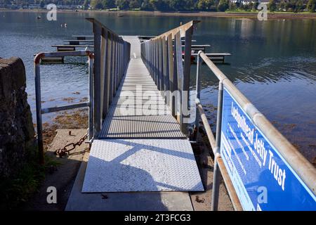 Im Besitz des Lochgoilhead Jetty Trust, Blick auf den mobilen Gehweg zum schwimmenden Ponton am Loch Goil in Lochgoilhead. Stockfoto