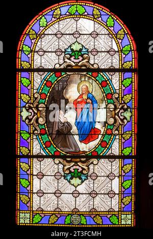 Frankreich, Meurthe et Moselle, Pays du Saintois (Region Saintois), Chaouilley, Kirche Saint Thiebaut, erbaut zwischen 1743 und 1763 vom Priester F. Florentin, Buntglasfenster, das um 1883 von Glasmeistern von Nancy Höner Vater und Sohn gefertigt wurde und die Erscheinung des Heiligen Herzens Jesu an Marguerite Marie Alacoque im Juni 1675 darstellt Stockfoto