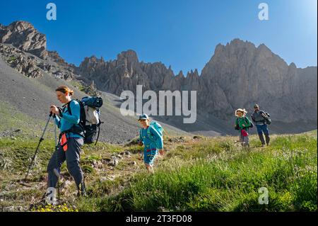 Frankreich, Savoie, Cerces Massif, Valloires, Wanderung zum Rochilles Pass, Wanderfamilie auf der Abfahrt Stockfoto