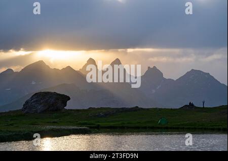 Frankreich, Savoie, Cerces Massiv, Valloires, Wanderung zum Cerces See, Sonnenuntergang über den Arves Nadeln Stockfoto