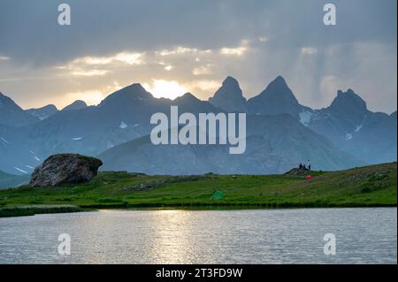 Frankreich, Savoie, Cerces Massiv, Valloires, Wanderung zum Cerces See, Sonnenuntergang über den Arves Nadeln Stockfoto