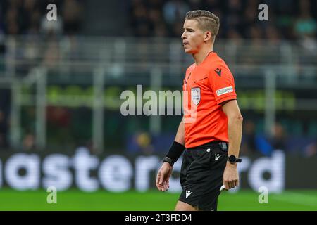 Mailand, Italien. Oktober 2023. Schiedsrichter Francois Letexier sieht sich beim Gruppenspiel der UEFA Champions League 2023/24 – Gruppe D zwischen dem FC Internazionale und dem FC Red Bull Salzburg im Giuseppe Meazza Stadion an. Quelle: SOPA Images Limited/Alamy Live News Stockfoto