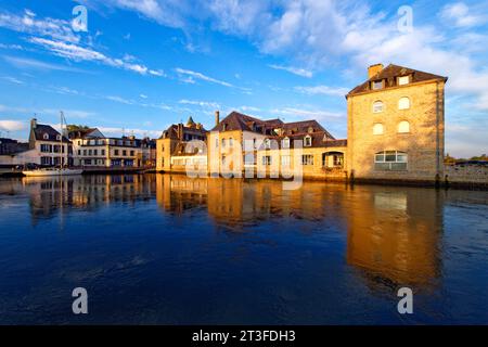 Frankreich, Finistere, Pont l'Abbe, der Handelshafen und die Brücke (Le pont habité) Stockfoto