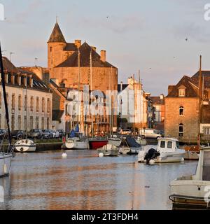 Frankreich, Finistere, Pont l'Abbe, der Handelshafen und die in der Brücke gelebte Brücke (Le pont habité), Rathaus in der ehemaligen Burg im Hintergrund Stockfoto