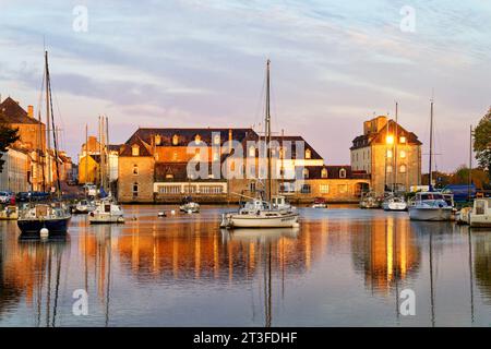 Frankreich, Finistere, Pont l'Abbe, der Handelshafen und die in der Brücke gelebte Brücke (Le pont habité), Rathaus in der ehemaligen Burg im Hintergrund Stockfoto