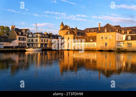 Frankreich, Finistere, Pont l'Abbe, der Handelshafen und die in der Brücke gelebte Brücke (Le pont habité), Rathaus in der ehemaligen Burg im Hintergrund Stockfoto