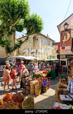 Frankreich, Bouches du Rhone, regionaler Naturpark der Alpilles, Saint Remy de Provence, Rue Lafayette Straße, Markttag Stockfoto