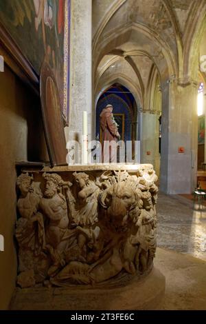 Frankreich, Vaucluse, regionales Naturschutzgebiet Luberon, Cadenet entlang des Durance-Tals, Kirche Saint-Etienne aus dem 12. Und 16. Jahrhundert, Taufbecken aus dem Fragment eines römischen Marmor-Sarkophags, der Ariadnes Erwachen in Naxos (3. Jahrhundert) darstellt Stockfoto