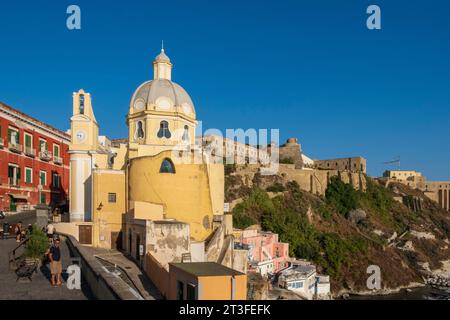 Italien, Kampanien, Golf von Neapel, Insel Procida, Piazza dei Martiri, Terra Murata, Kirche Santa Maria delle Grazie Stockfoto