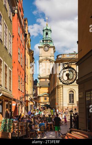 Stockholm, Schweden - 1. August 2011: Touristen und Einheimische genießen einen sonnigen Sommertag in einem Café am Stortorget Square Stockfoto