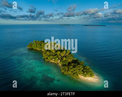Papua-Neuguinea, Provinz Madang, kleine Insel in der Nähe des Dorfes Riwo (aus der Vogelperspektive) Stockfoto
