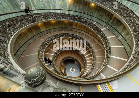 Italien, Latium, Rom, Vatikanstadt, die von der UNESCO zum Weltkulturerbe erklärt wurde, die Vatikanischen Museen, die Bramante-Treppe oder die Giuseppe Momo-Treppe (1932), monumentale allegorische Doppelspiraltreppe Stockfoto