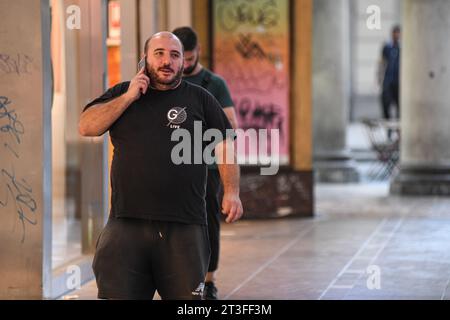 Italienischer Mann in der Via Ugo Bassi, Bologna, Italien. Stockfoto