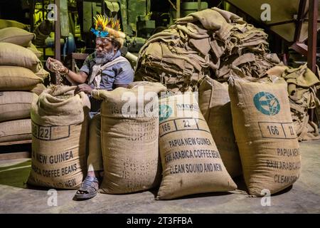 Papua-Neuguinea, Provinz Enga, WABAG-Stadt, Wapanamenda-Kaffeefabrik, Köchin Mundiya Kepanga beobachtet die Kaffeebohnen Stockfoto