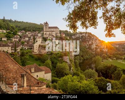 St Cirq Lapopie, Lot, Frankreich, Blick auf Cliffside Village in seiner Landschaft über dem River Lot Valley bei Sonnenuntergang. Stockfoto