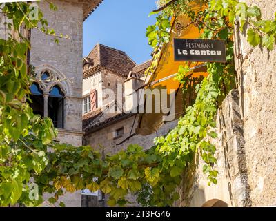 St. Cirq Lapopie, Lot, Frankreich. Blick auf die Kopfsteinpflasterstraße mit Geschäften und Restaurants. Stockfoto