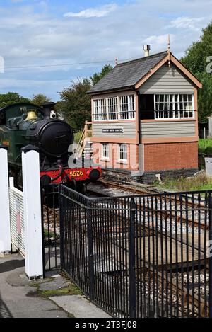 GWR 4575 Klasse 2-6-2 Tankmotor Nr. 5526, Ankunft am Bahnhof Totnes Riverside mit einem Zug von Buckfastleigh auf der South Devon Railway. Stockfoto