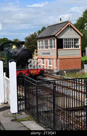 GWR 4575 Klasse 2-6-2 Tankmotor Nr. 5526, Ankunft am Bahnhof Totnes Riverside mit einem Zug von Buckfastleigh auf der South Devon Railway. Stockfoto