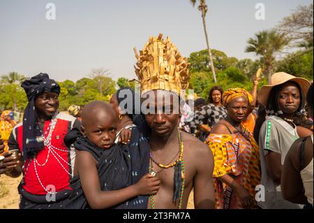 Senegal, Casamance, Bezirk Ziguinchor, ein Mann und sein Sohn der Diola-ethnischen Gruppe in traditioneller Kleidung während einer Zeremonie Stockfoto