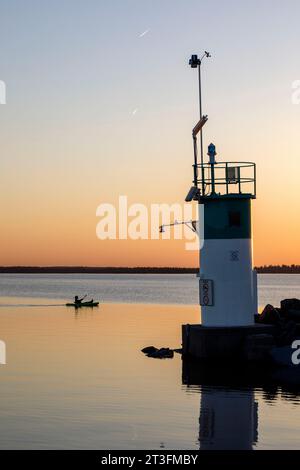 Kanada, die Provinz Quebec, die Region Outaouais, die Stadt Gatineau, der Aylmer-Sektor, der Yachthafen und der Leuchtturm bei Sonnenuntergang Stockfoto