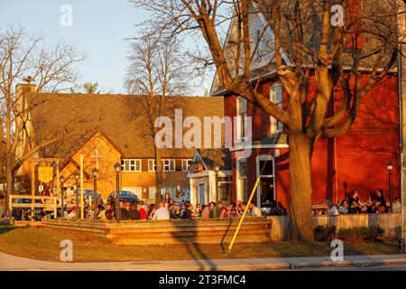Kanada, Provinz Quebec, Region Outaouais, Stadt Gatineau, Aylmer-Sektor, Restaurant Bistro L'Autre oeil und Sommerterrasse Stockfoto