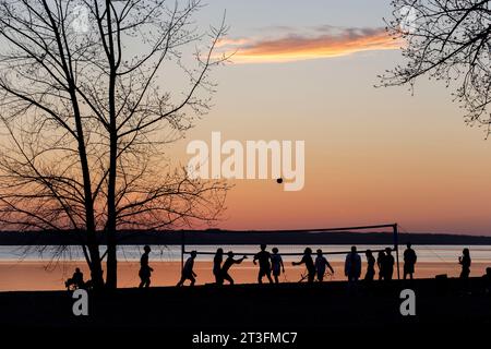 Kanada, Provinz Québec, Region Outaouais, Stadt Gatineau, Aylmer Sektor, Beachvolleyballspiel am Yachthafen bei Sonnenuntergang Stockfoto