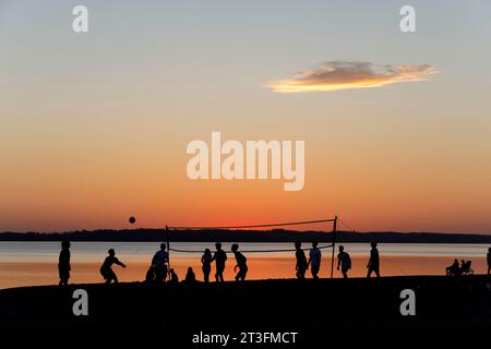 Kanada, Provinz Québec, Region Outaouais, Stadt Gatineau, Aylmer Sektor, Beachvolleyballspiel am Yachthafen bei Sonnenuntergang Stockfoto