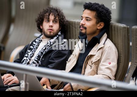 Brüssel, Belgien Oktober 2023. Aime Schrauwen (R) findet am Mittwoch, den 25. Oktober 2023, auf einer Plenartagung des flämischen Parlaments in Brüssel statt. BELGA FOTO JASPER JACOBS Credit: Belga News Agency/Alamy Live News Stockfoto