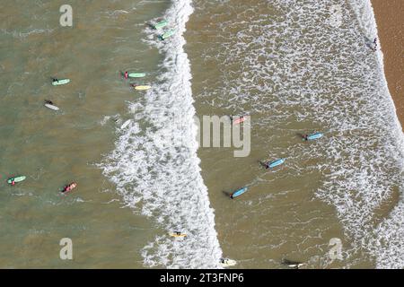 Frankreich, Vendee, St Gilles Croix de Vie, Surfschule am Strand Grande Plage (aus der Vogelperspektive) Stockfoto