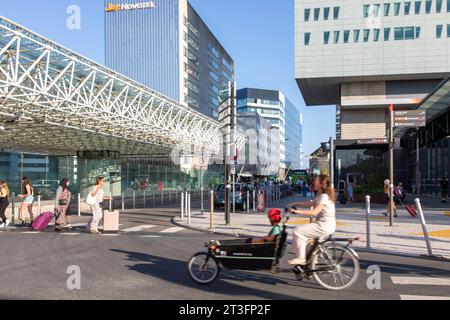 Frankreich, Nord, Lille, Euralille Geschäftsviertel mit dem Eurostar-Bahnhof und dem TGV-Bahnhof Lille Europe, dominiert vom Lille-Turm Stockfoto