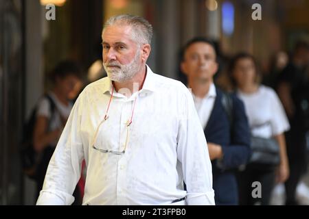 Italienischer Mann in der Via Ugo Bassi, Bologna, Italien. Stockfoto