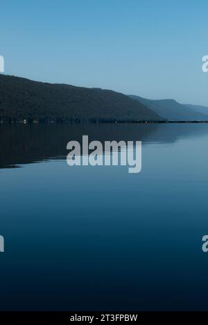 Wunderschöner Blick auf einen Berg und ruhiges Wasser mit glatter Oberfläche. Stockfoto