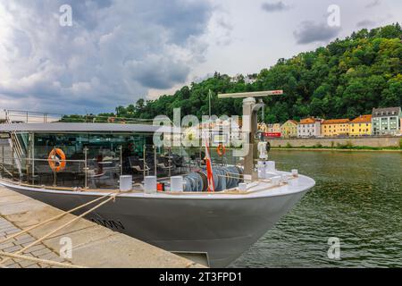 Passau, Deutschland - 21. Juli 2023: Flussschiffe, Boote und Motorboote vertäuen am Ufer der Donau Stockfoto