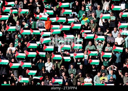 Aktenfoto vom 22-10-2023 von keltischen Fans, die palästinensische Flaggen im Tynecastle Park halten. Celtic hat ihre Anhänger dazu aufgefordert, keine Flaggen und Banner zu bringen, die sich auf den Konflikt zwischen Israel und Palästina beziehen, um das Champions-League-Spiel am Mittwoch Abend gegen Atletico Madrid zu feiern. Ausgabedatum: Mittwoch, 25. Oktober. Stockfoto