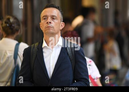 Italienischer Mann in der Via Ugo Bassi, Bologna, Italien. Stockfoto