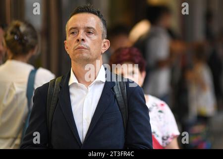 Italienischer Mann in der Via Ugo Bassi, Bologna, Italien. Stockfoto