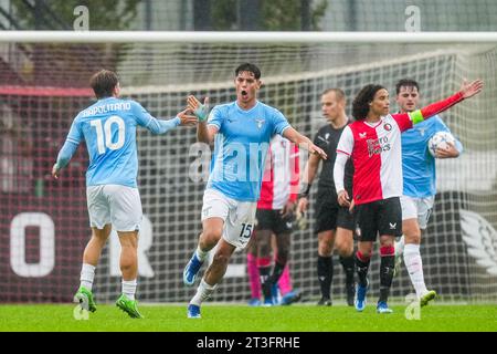 Rotterdam, Niederlande. Oktober 2023. Rotterdam - Matteo Dutu von SS Lazio O19 feiert das 2-1 während der dritten Etappe der UEFA Youth League Gruppenphase zwischen Feyenoord O19 und SS Lazio O19 am 25. Oktober 2023 in Rotterdam, Niederlande. Credit: Box to Box Pictures/Alamy Live News Stockfoto