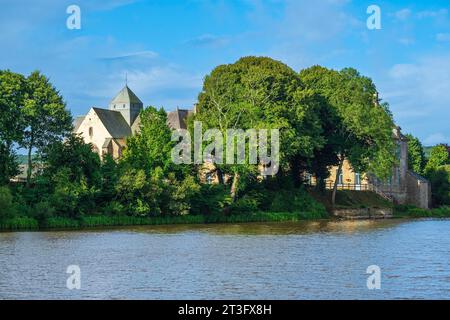 Frankreich, Ille et Vilaine, Broceliande Country, Paimpont, Abtei Notre-Dame de Paimpont aus dem 13. Jahrhundert am Ufer des Paimpont-Teiches Stockfoto