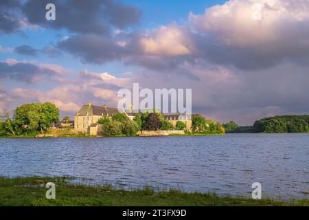 Frankreich, Ille et Vilaine, Broceliande Country, Paimpont, Abtei Notre-Dame de Paimpont aus dem 13. Jahrhundert am Ufer des Paimpont-Teiches Stockfoto