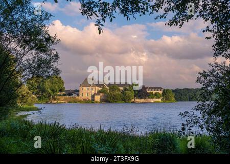 Frankreich, Ille et Vilaine, Broceliande Country, Paimpont, Abtei Notre-Dame de Paimpont aus dem 13. Jahrhundert am Ufer des Paimpont-Teiches Stockfoto