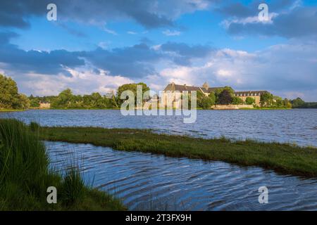 Frankreich, Ille et Vilaine, Broceliande Country, Paimpont, Abtei Notre-Dame de Paimpont aus dem 13. Jahrhundert am Ufer des Paimpont-Teiches Stockfoto