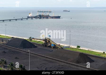 Gabun, Libreville, Estuaire District, Rangierbahnhof, Mineralienhafen (aus der Vogelperspektive) Stockfoto