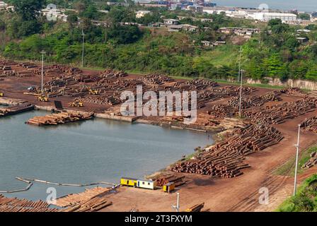 Gabun, Libreville, estuaire District, Holzindustrie, Floating Holz, Protokolle (Luftaufnahme) Stockfoto