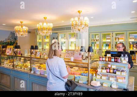 Frankreich, Haute Savoie, Megeve, der Dorfplatz, die Patisserie La Duree Stockfoto