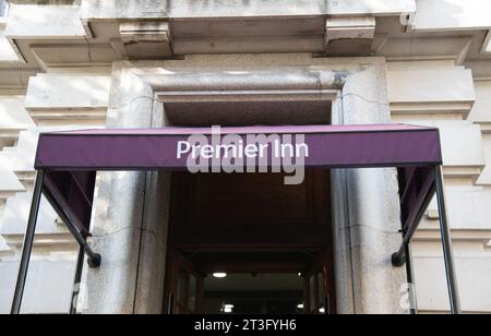 London, Großbritannien. Oktober 2023. Ein Premier Inn in London. Eine Dame, die behauptet, von Bettwanzen gebissen worden zu sein, nachdem sie in einem Premier Inn Hotel übernachtet hatte, hat eine Rückerstattung für ihren Aufenthalt und eine Entschädigung von der Firma erhalten. Die BBC berichtete: „Vicky Hills aus Dunstable, Bedfordshire, sagte, dass sie nach ihrem Aufenthalt in Hastings, East Sussex, im August die Bissspuren an ihren Beinen bemerkt habe. Sie sagte, dass es eine Verzögerung bei der Entschädigung für neue Betten, Insektenfallen und Medikamente gegeben habe, die sie gekauft hat. Das Premier Inn entschuldigte sich und sagte, es sei froh, das Problem gelöst zu haben. Kredit: Maureen McLean/Alamy Stockfoto