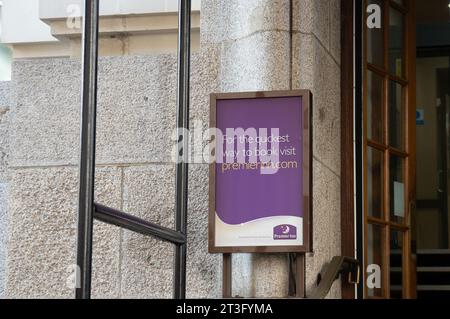 London, Großbritannien. Oktober 2023. Ein Premier Inn in London. Eine Dame, die behauptet, von Bettwanzen gebissen worden zu sein, nachdem sie in einem Premier Inn Hotel übernachtet hatte, hat eine Rückerstattung für ihren Aufenthalt und eine Entschädigung von der Firma erhalten. Die BBC berichtete: „Vicky Hills aus Dunstable, Bedfordshire, sagte, dass sie nach ihrem Aufenthalt in Hastings, East Sussex, im August die Bissspuren an ihren Beinen bemerkt habe. Sie sagte, dass es eine Verzögerung bei der Entschädigung für neue Betten, Insektenfallen und Medikamente gegeben habe, die sie gekauft hat. Das Premier Inn entschuldigte sich und sagte, es sei froh, das Problem gelöst zu haben. Kredit: Maureen McLean/Alamy Stockfoto