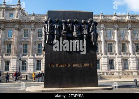 London, Großbritannien. Oktober 2023. Das Denkmal für die Frauen des Zweiten Weltkriegs in Whitehall, London. Kränze werden am 12. November, dem Gedenksonntag, in Erinnerung an die Toten im Zweiten Weltkrieg gelegt. Kredit: Maureen McLean/Alamy Stockfoto